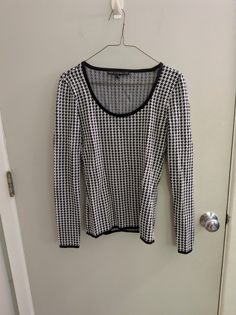 White House Black Market Black & White Houndstooth Scoop Neck Top Small Luxury